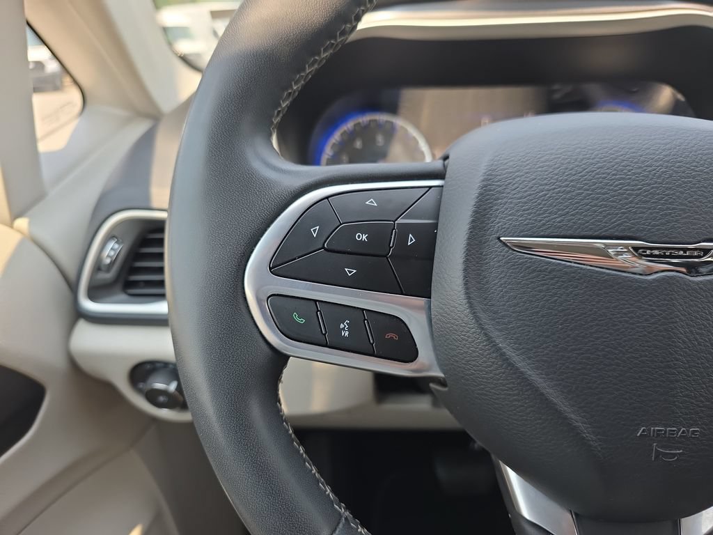 Used 2023 Chrysler Pacifica Touring-L FWD image 21
