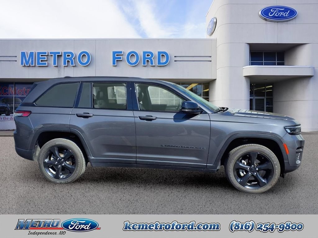 Used 2023 Jeep Grand Cherokee Altitude AWD/4WD image 2