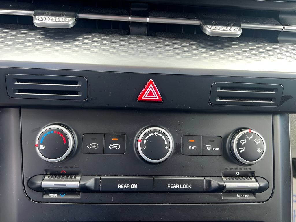 Used 2024 Kia Carnival LX FWD image 20