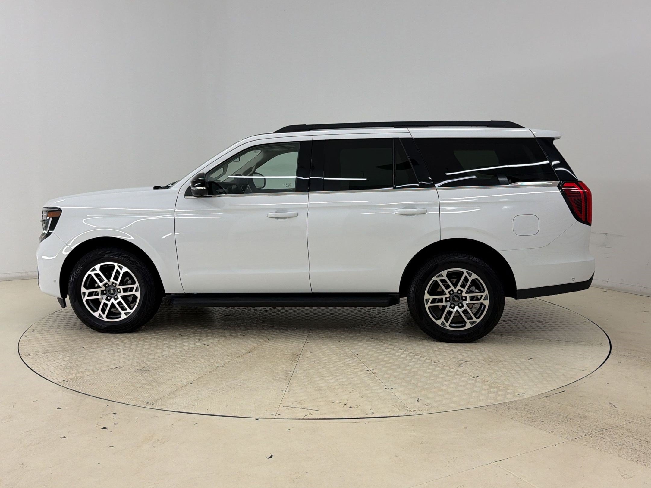 Certified 2025 Ford Expedition Active AWD/4WD image 2