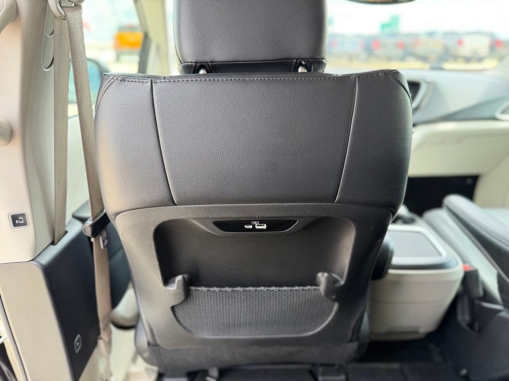 Used 2022 Chrysler Pacifica Touring-L FWD image 37