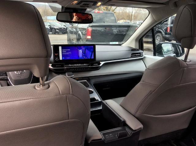 Used 2025 Toyota Sienna XLE image 15
