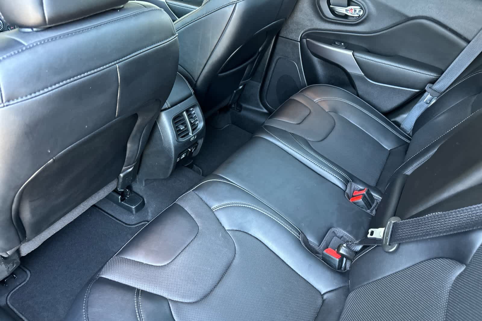 Used 2022 Jeep Cherokee Limited AWD/4WD image 4