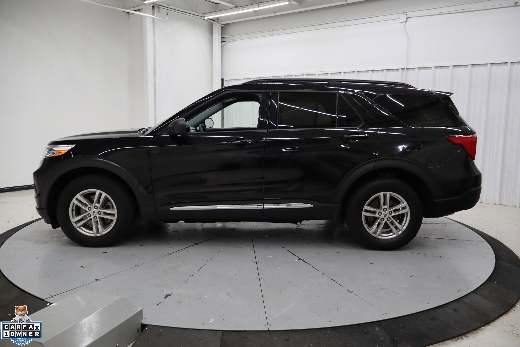 Certified 2023 Ford Explorer XLT w/ Equipment Group 202A AWD/4WD image 9