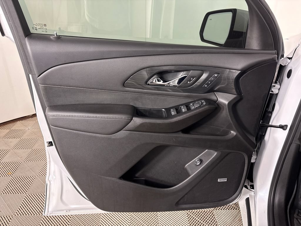 Used 2023 Chevrolet Traverse High Country FWD image 16