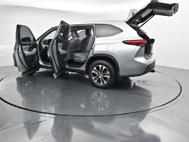 Used 2022 Toyota Highlander XLE AWD/4WD image 44