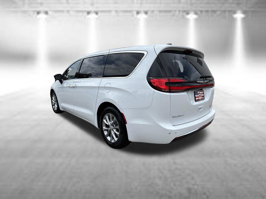 Used 2026 Chrysler Pacifica Limited FWD image 7
