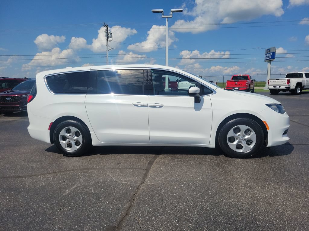Used 2017 Chrysler Pacifica LX w/ Tire & Wheel Group FWD image 3