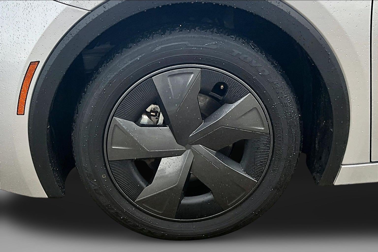 Used 2025 Toyota Prius LE FWD image 9