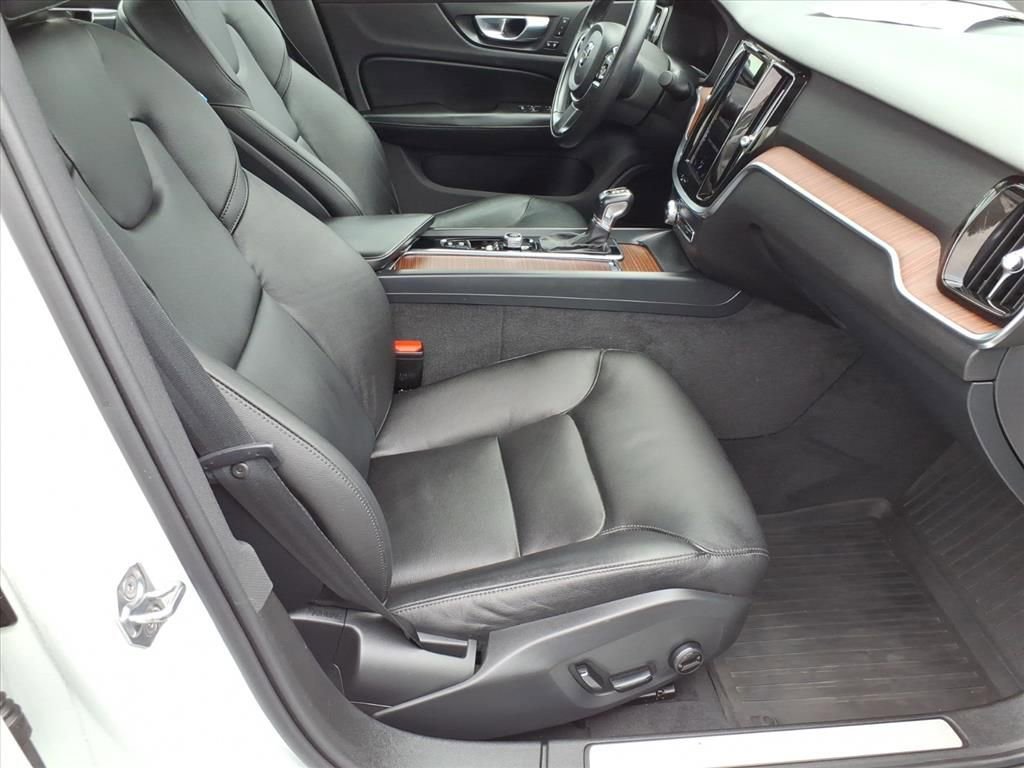 Used 2021 Volvo S60 T5 Momentum w/ Climate Package image 7