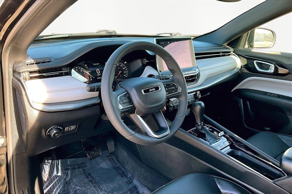 Used 2023 Jeep Compass Limited image 14