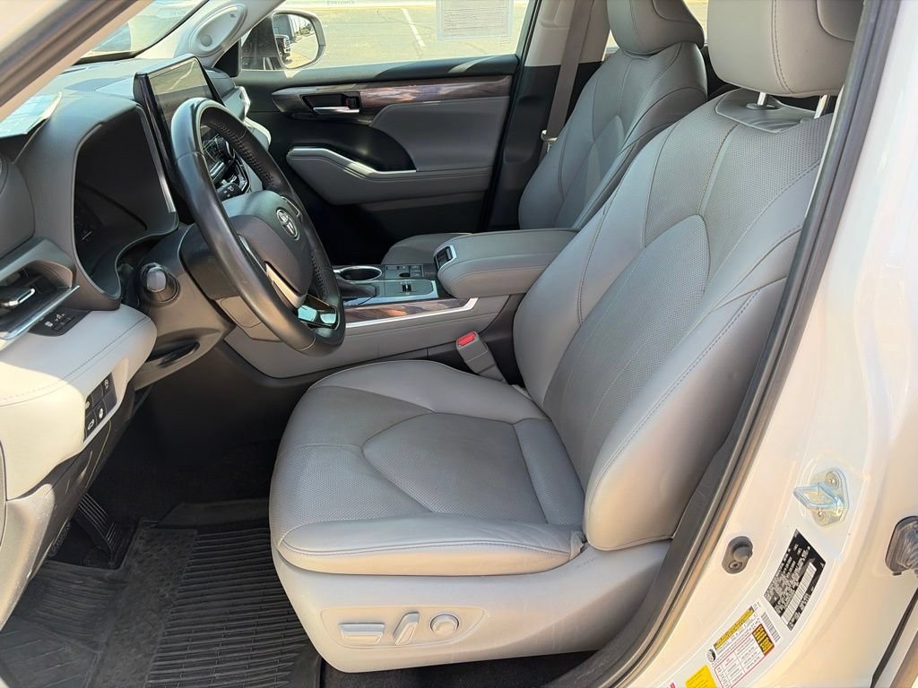 Used 2023 Toyota Highlander Limited FWD image 25
