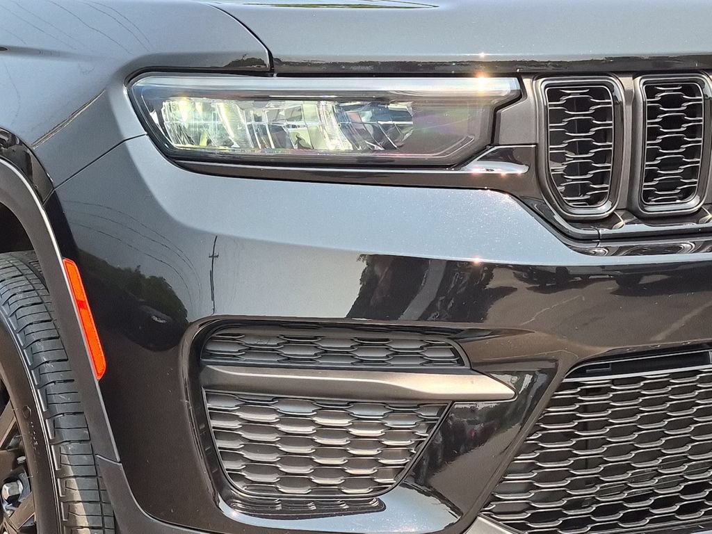Used 2024 Jeep Grand Cherokee Altitude AWD/4WD image 17