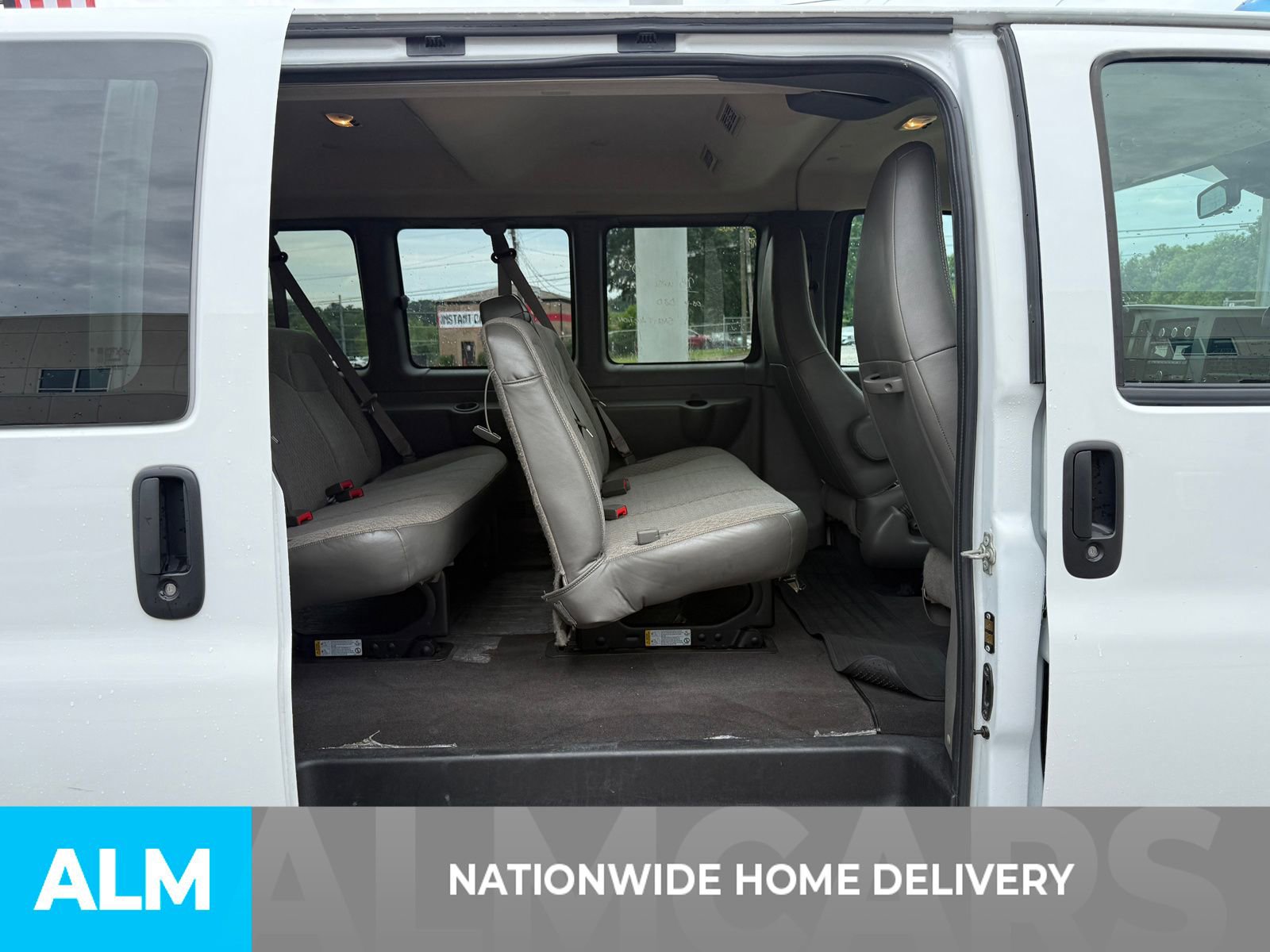 Used 2025 Chevrolet Express 3500 LT w/ LT Preferred Equipment Group RWD image 4