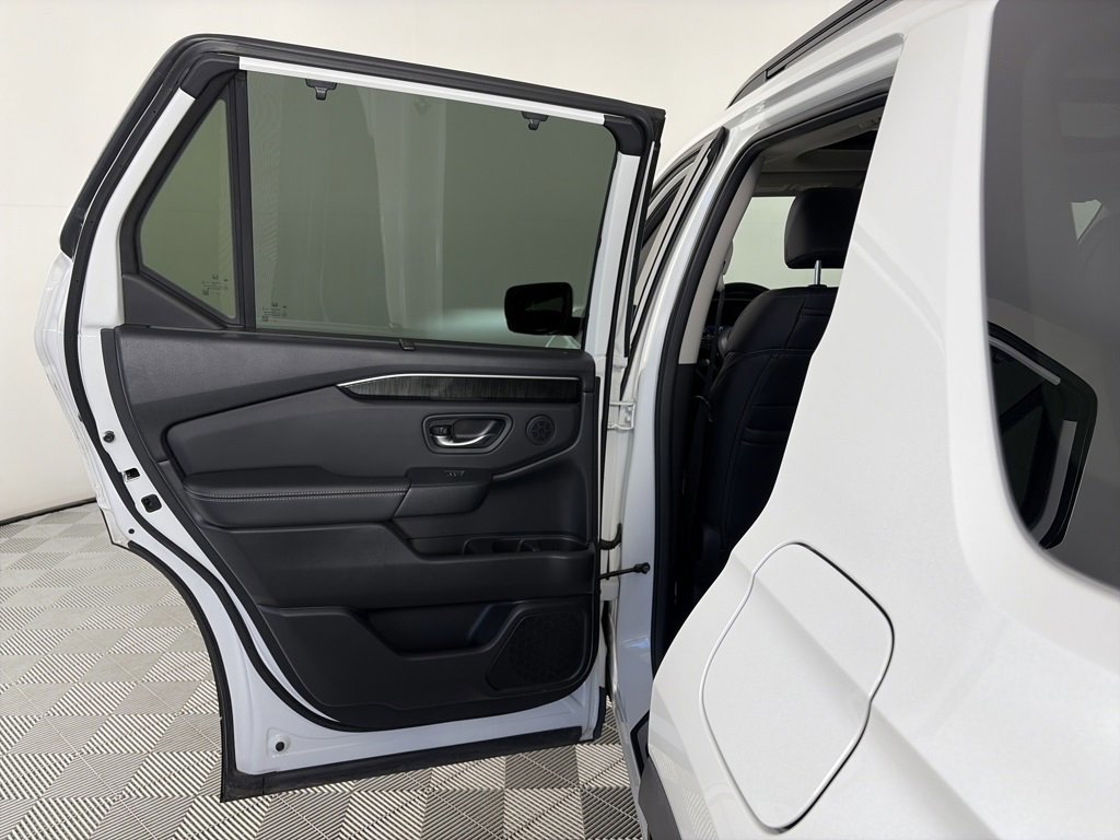Used 2025 Honda Pilot Elite image 12