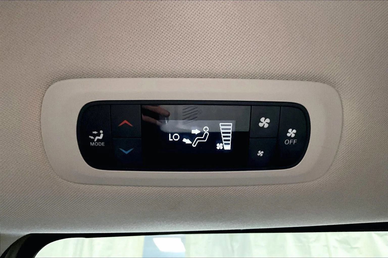 Used 2023 Chrysler Voyager LX image 33