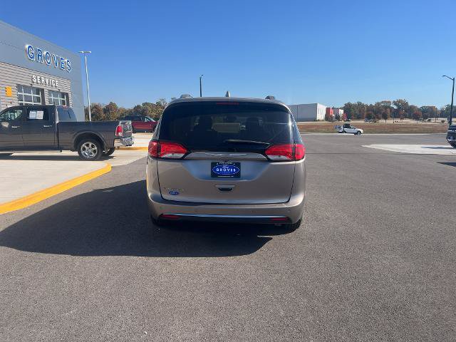 Used 2017 Chrysler Pacifica Touring-L Plus FWD image 6