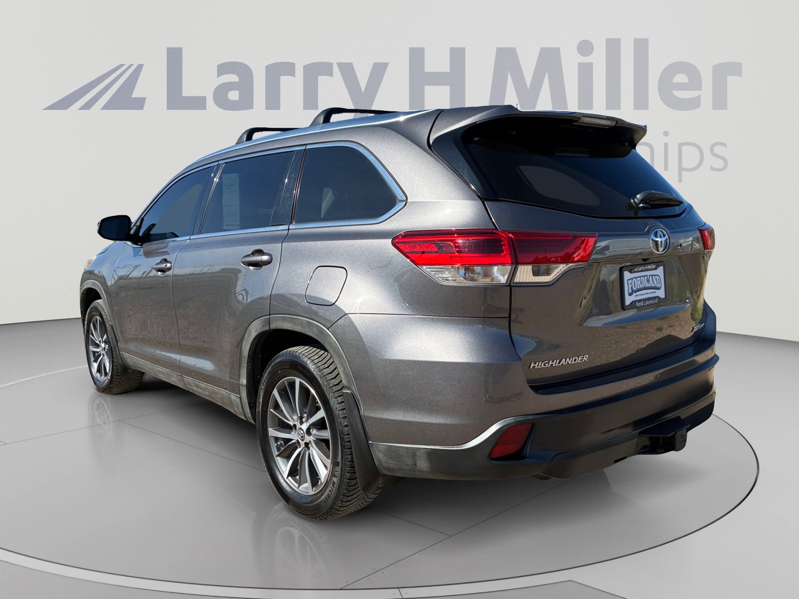 Used 2019 Toyota Highlander XLE AWD/4WD image 3