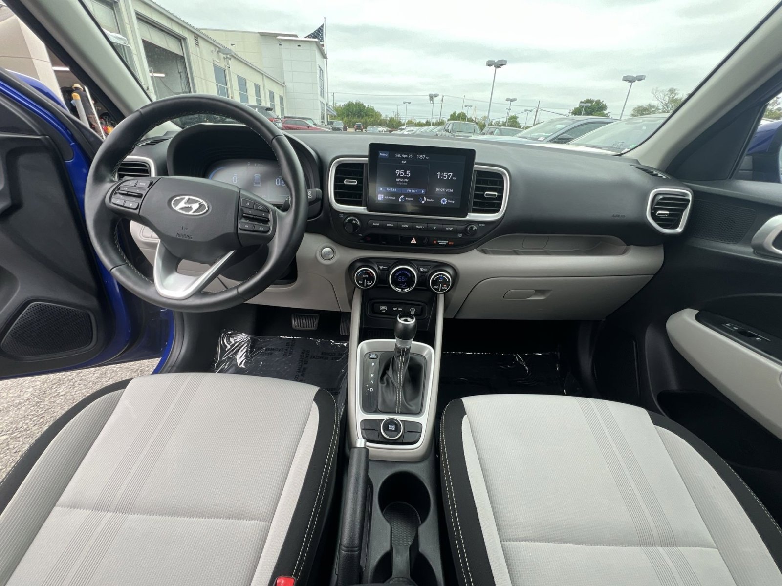 Used 2025 Hyundai Venue SEL FWD image 30