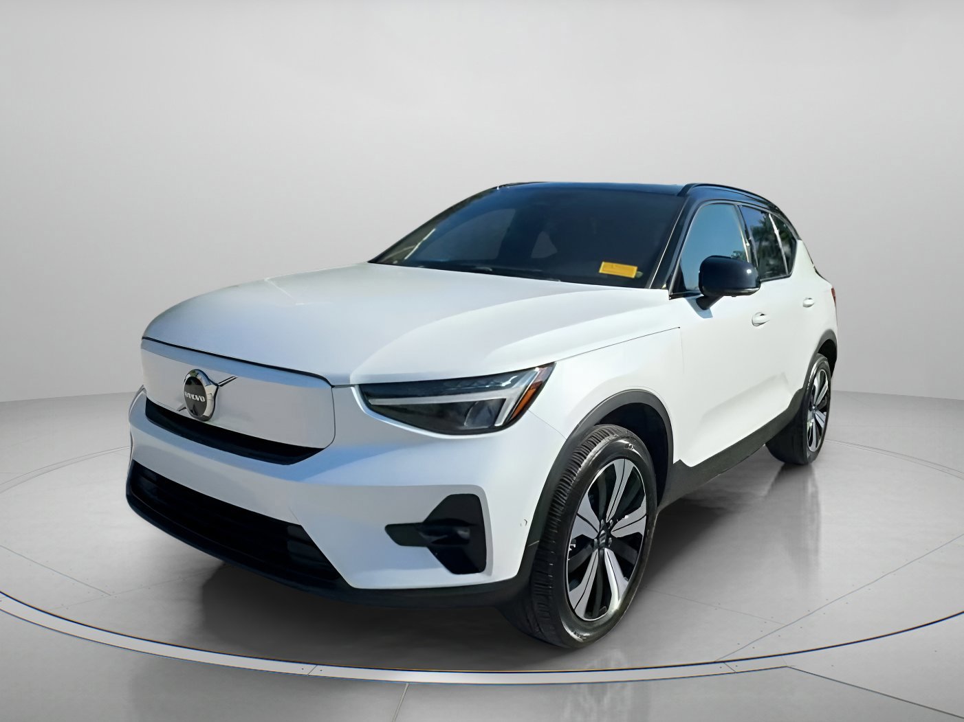 Used 2023 Volvo XC40 Recharge Plus image 4