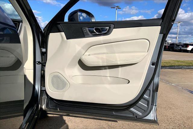 Used 2021 Volvo XC60 T5 Momentum w/ Premium Package image 22