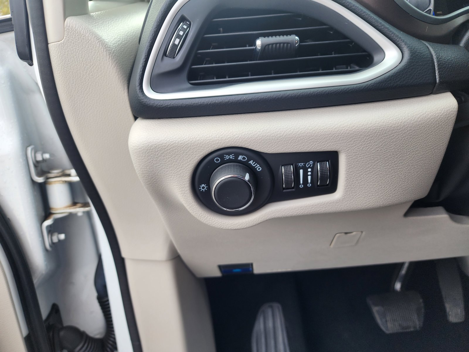 Used 2023 Chrysler Voyager LX FWD image 20