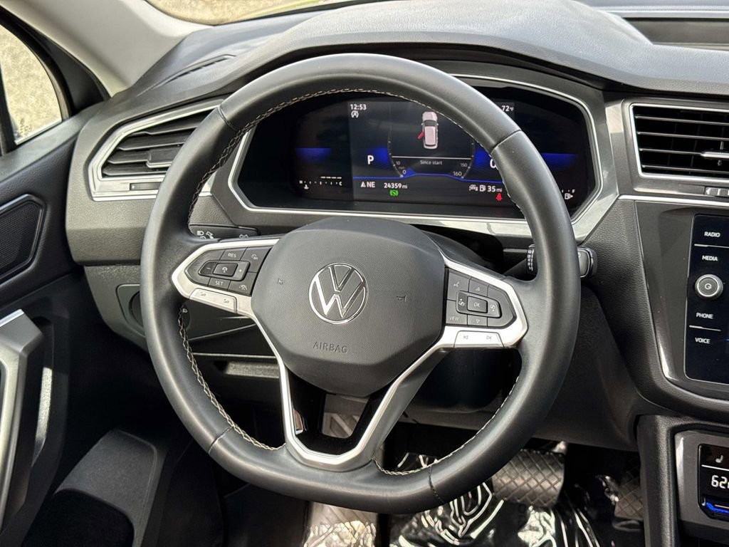 Used 2023 Volkswagen Tiguan SE w/ Panoramic Sunroof Package image 9