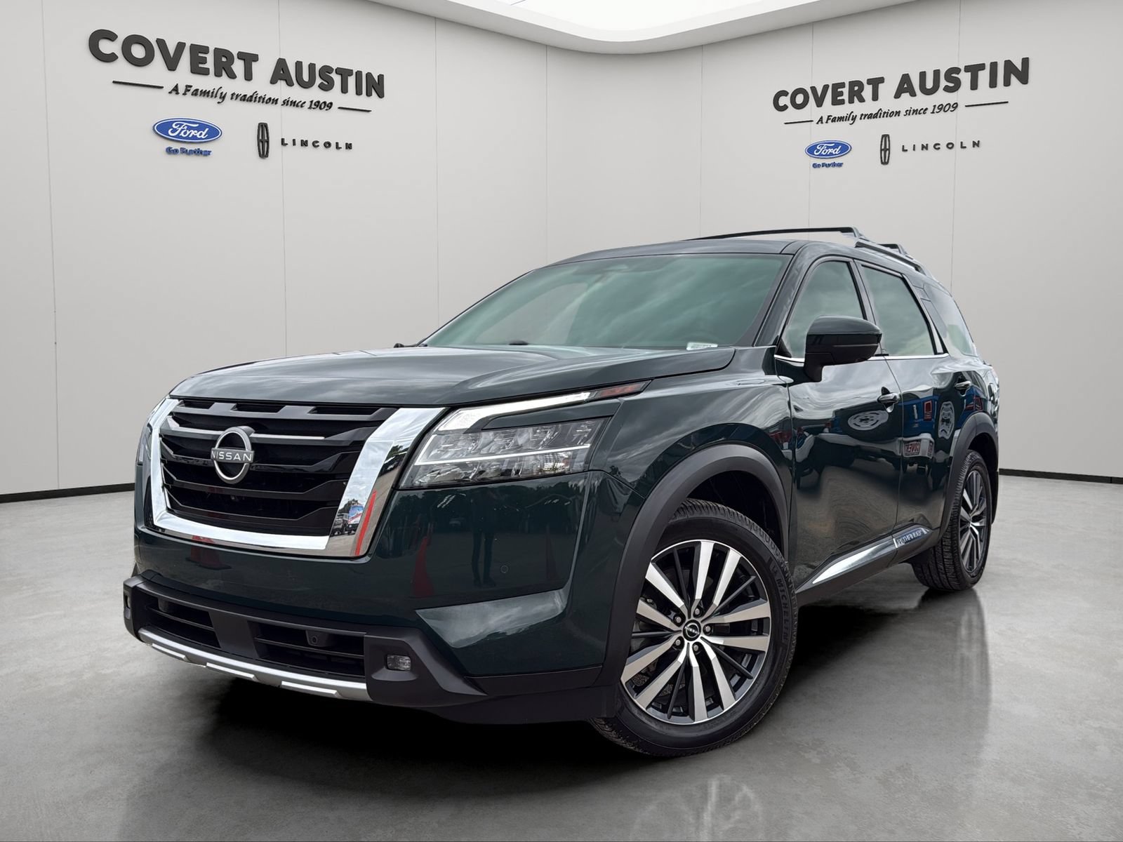 Used 2022 Nissan Pathfinder Platinum w/ Cargo Package AWD/4WD image 1