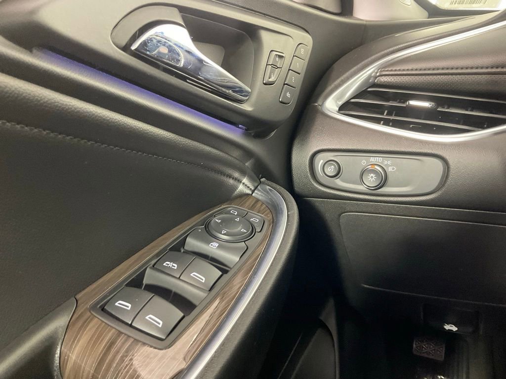 Used 2018 Chevrolet Malibu Premier w/ Premier Sun and Wheel Package image 20