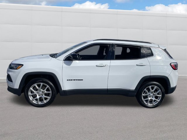 Used 2023 Jeep Compass Latitude w/ Sun and Sound Group AWD/4WD image 2
