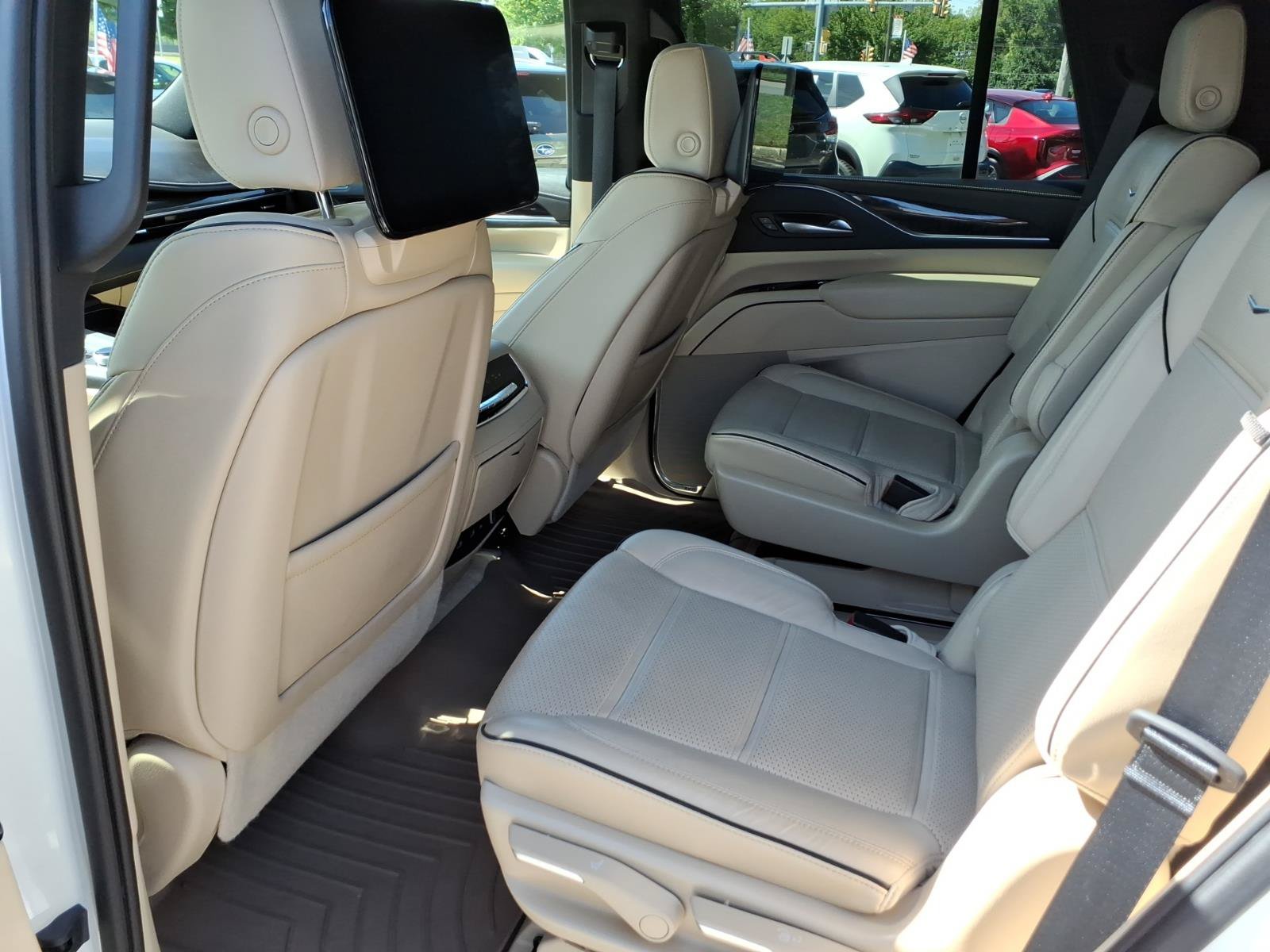 Used 2023 Cadillac Escalade Premium Luxury AWD/4WD image 25