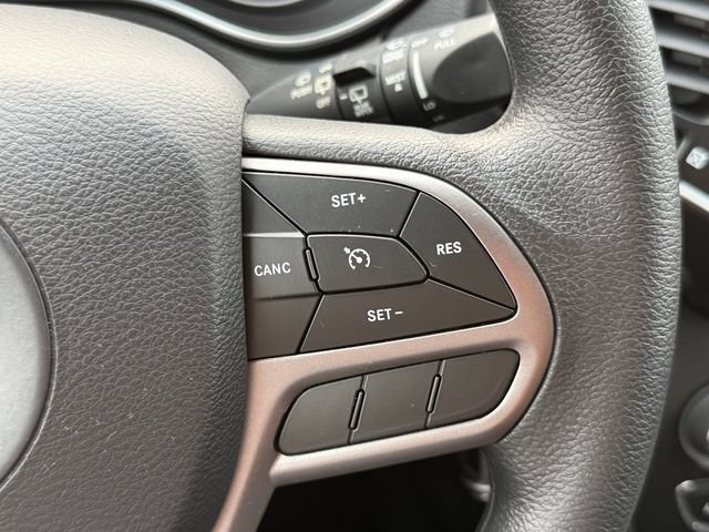 Used 2019 Jeep Cherokee Latitude w/ Popular Appearance Group FWD image 18