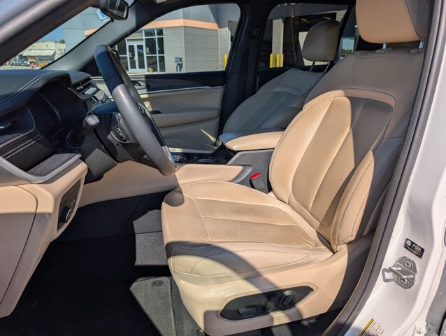 Used 2023 Jeep Grand Cherokee Limited w/ Black Appearance Package RWD image 9