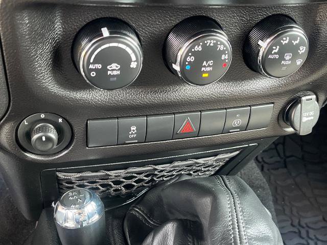 Used 2018 Jeep Wrangler Unlimited Rubicon w/ Connectivity Group AWD/4WD image 12