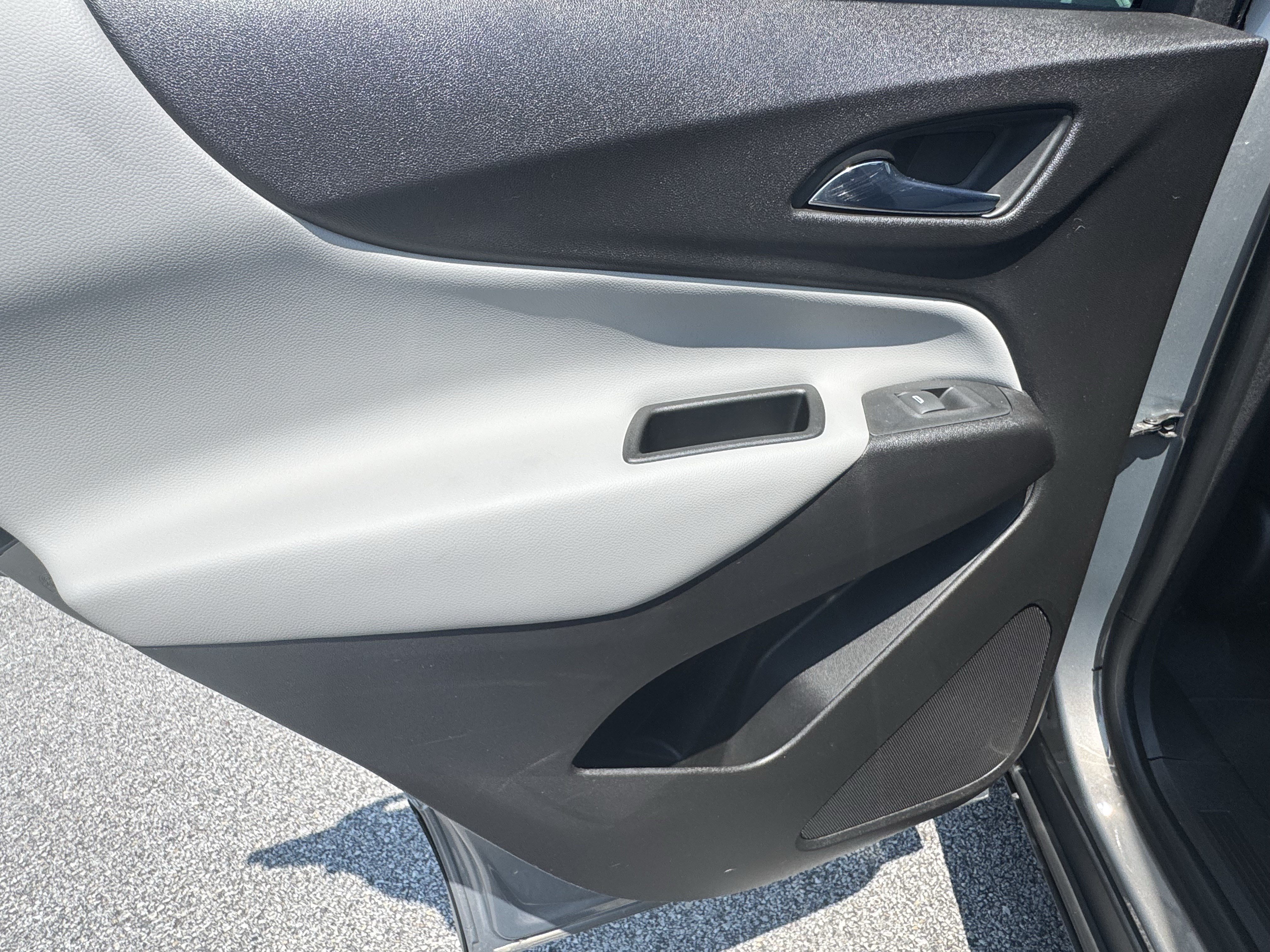 Used 2018 Chevrolet Equinox LT w/ Sun & Infotainment Package FWD image 23