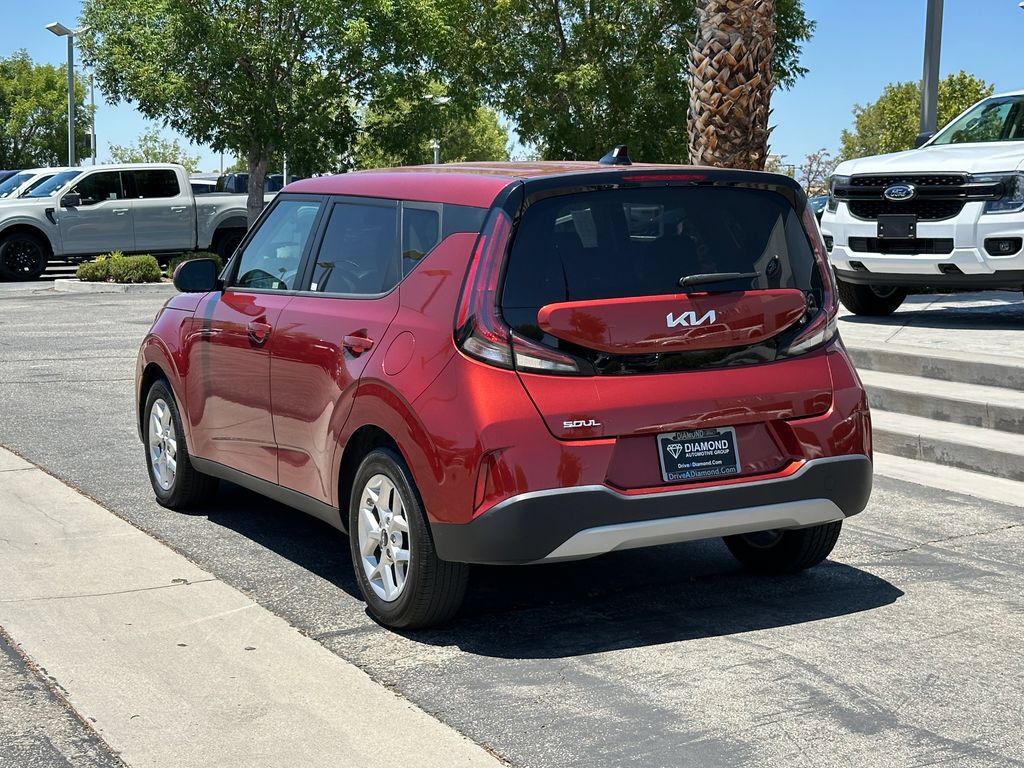 Used 2024 Kia Soul LX w/ Option Group 015 FWD image 4