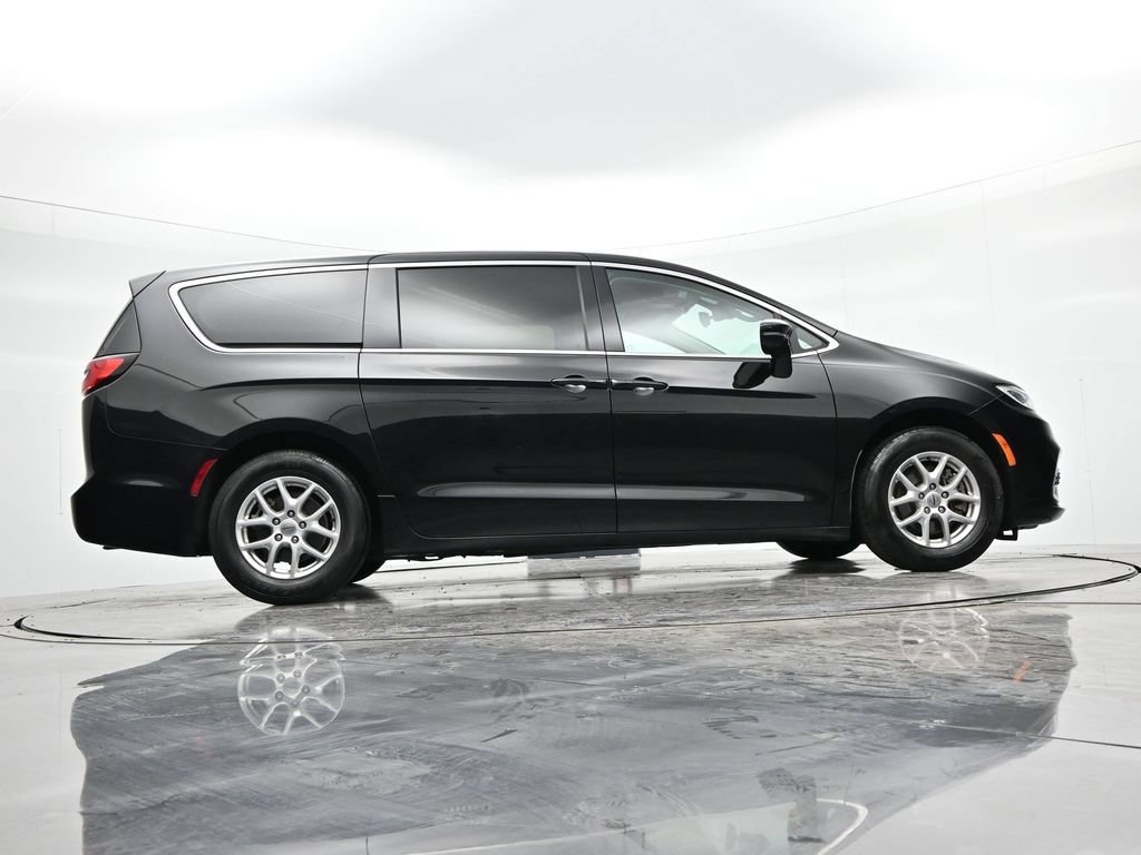 Used 2024 Chrysler Pacifica Touring-L FWD image 24
