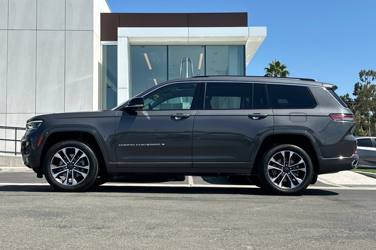 Used 2022 Jeep Grand Cherokee L Overland w/ Advanced Protech Group III AWD/4WD image 6