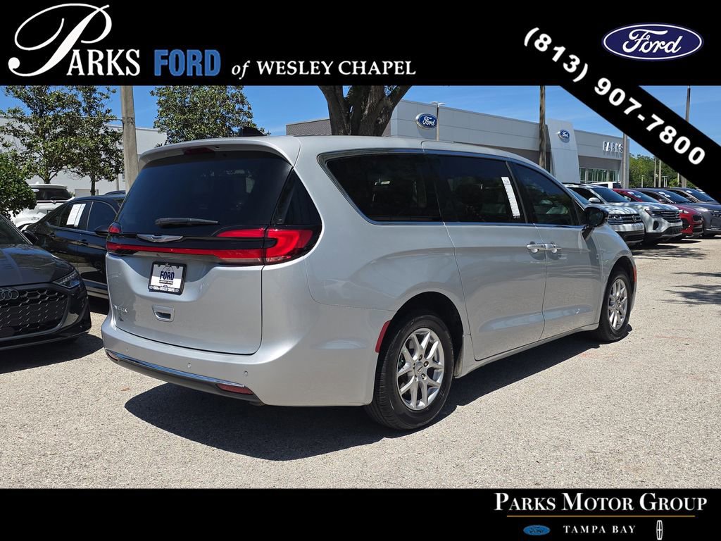 Used 2024 Chrysler Pacifica Touring-L FWD image 3