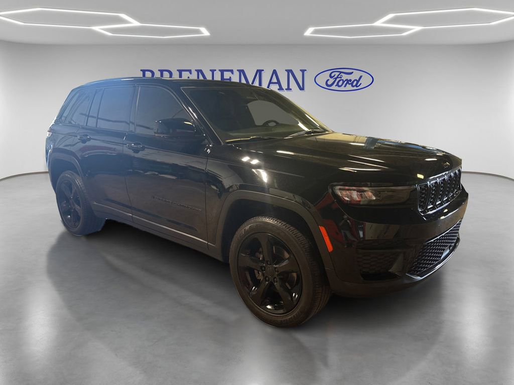 Used 2023 Jeep Grand Cherokee Altitude AWD/4WD image 3