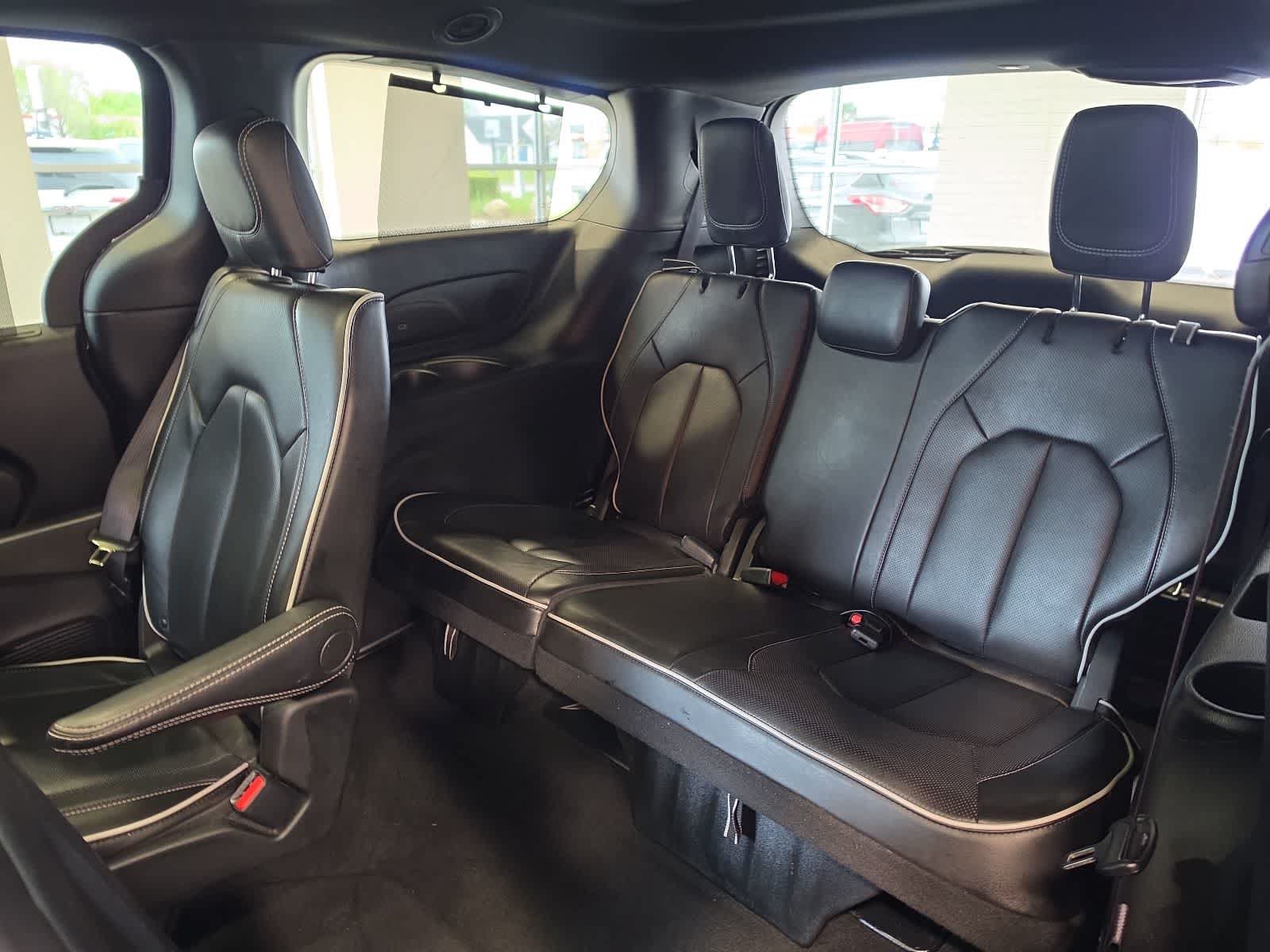 Used 2025 Chrysler Pacifica Limited FWD image 35