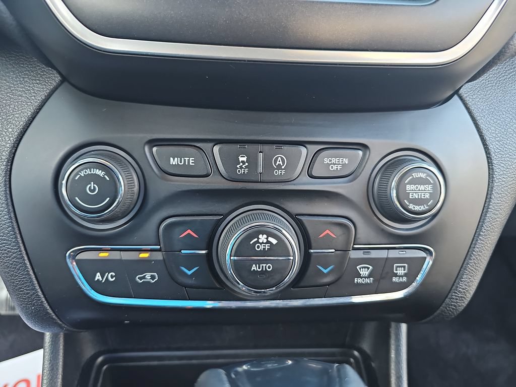 Used 2019 Jeep Cherokee Trailhawk w/ Comfort/Convenience Group AWD/4WD image 22