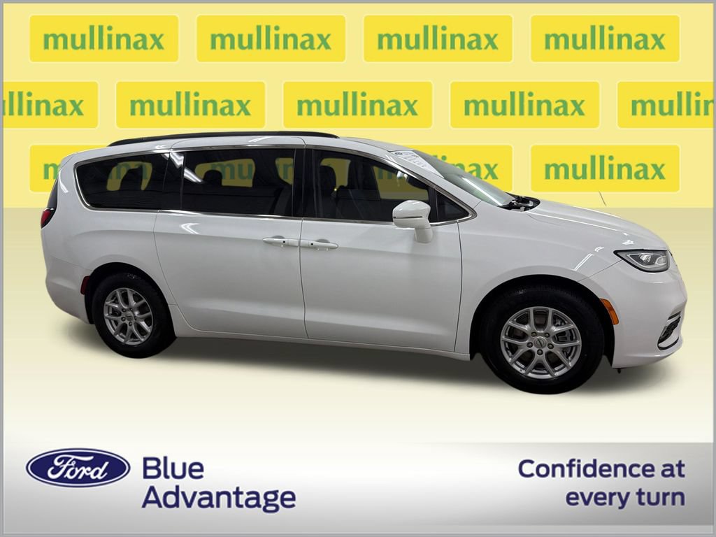 Used 2022 Chrysler Pacifica Touring-L FWD image 2