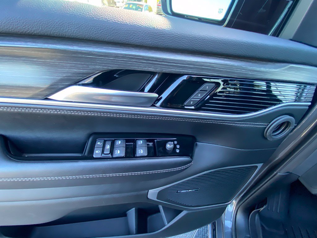 Used 2024 Jeep Wagoneer Series II w/ Convenience Group I AWD/4WD image 11