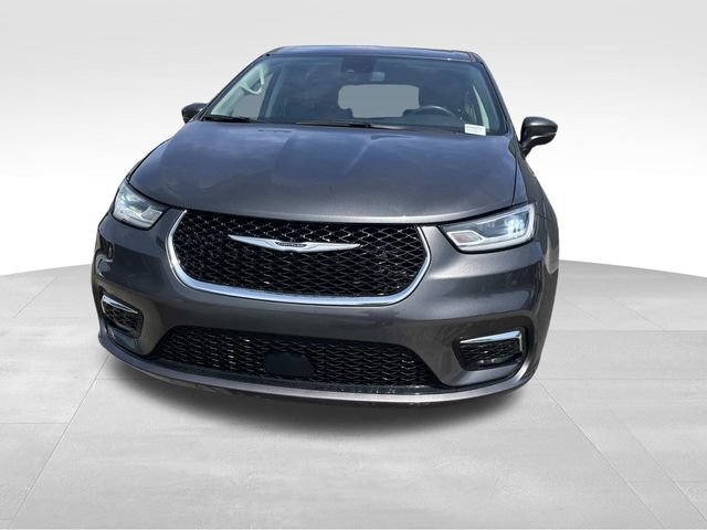 Used 2023 Chrysler Pacifica Touring-L FWD image 8