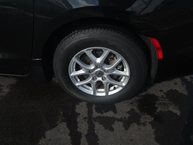 Used 2023 Chrysler Pacifica Touring-L image 17