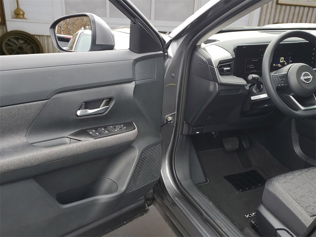 Used 2025 Nissan Kicks SV w/ SV Premium Package image 28
