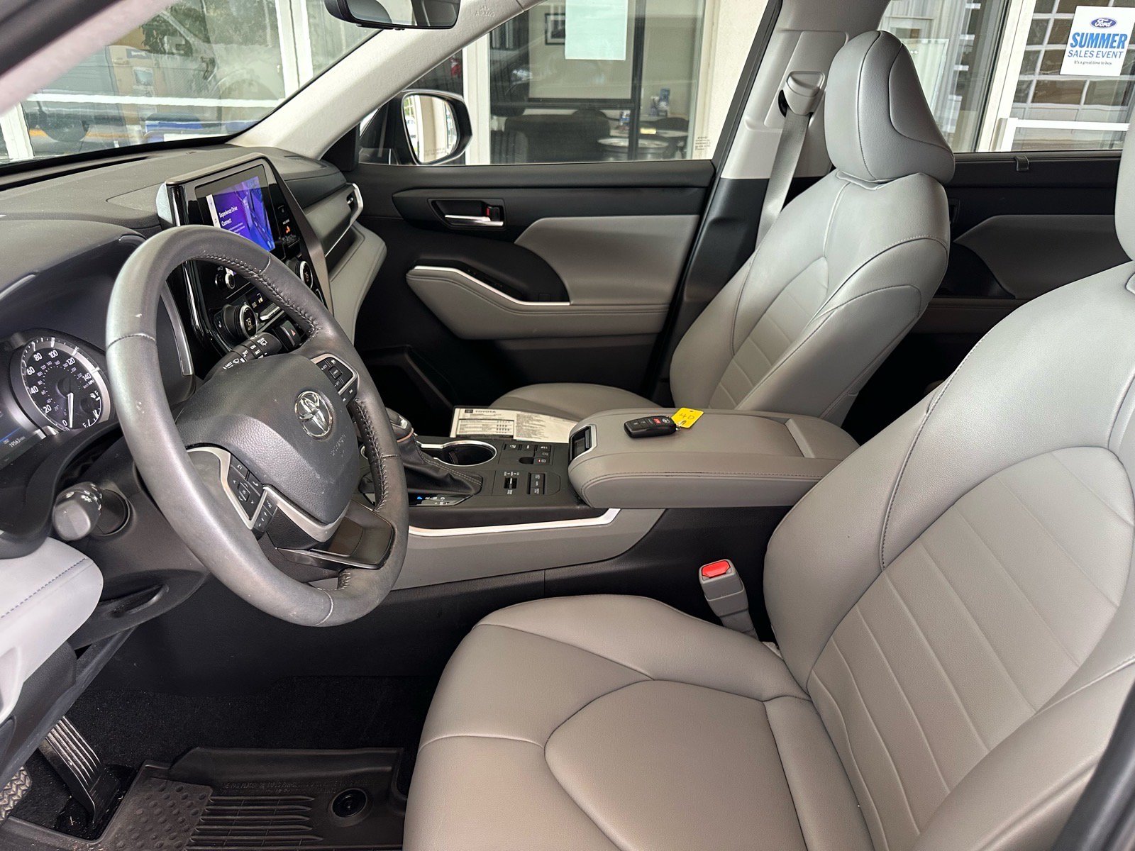 Used 2024 Toyota Highlander XLE AWD/4WD image 14