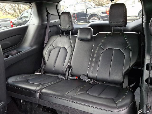 Used 2025 Chrysler Pacifica Select image 11