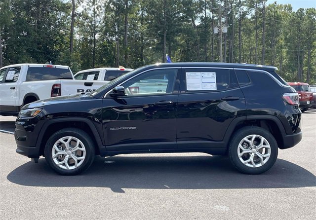 Used 2024 Jeep Compass Sport image 2